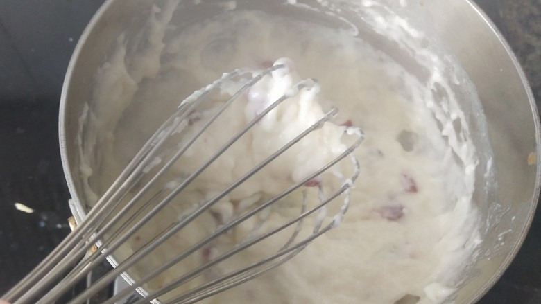 椰丝牛奶小方糕,用打蛋器不停地搅动，几秒钟原来流动的液体变粘稠了。