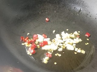 酸辣菜苔,起锅烧油，放入大蒜干椒，炸香