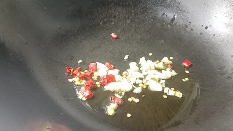 酸辣菜苔,起锅烧油，放入大蒜干椒，炸香