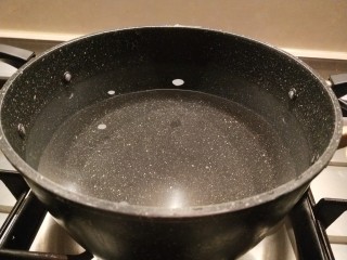 牛奶番薯粥,锅中加入适量水烧开