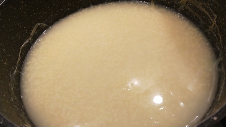 牛奶番薯粥,倒入洗干净的大米