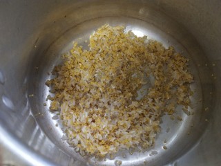 牛奶番薯粥,淘好小米和大米，放少许盐拌匀，放置10分钟左右