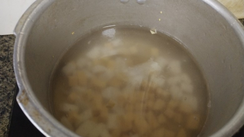 牛奶番薯粥,在锅里放入温水