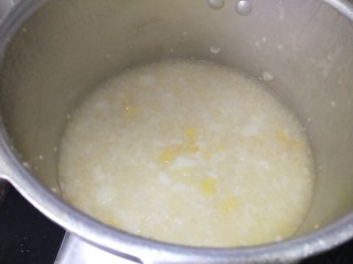 牛奶番薯粥,揭开锅盖，粘稠的粥已经好了