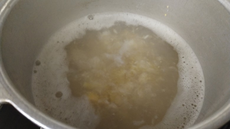 牛奶番薯粥,边烧边用饭勺搅拌一下，以防粘锅，用大火烧开