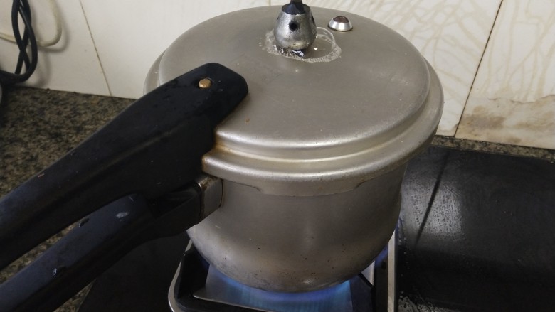 牛奶番薯粥,盖上锅盖，等响起大气，开小火烧20分钟