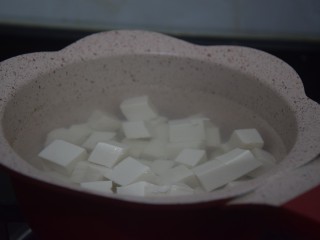 酱烧豆腐,豆腐倒入开水锅中焯水一分钟左右捞出沥水备用