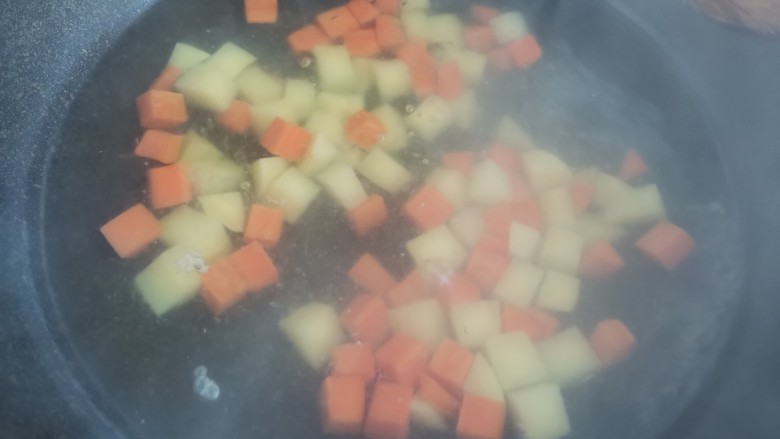 素炒双丁,锅里烧水，水开下入土豆胡萝卜焯水半分钟捞出