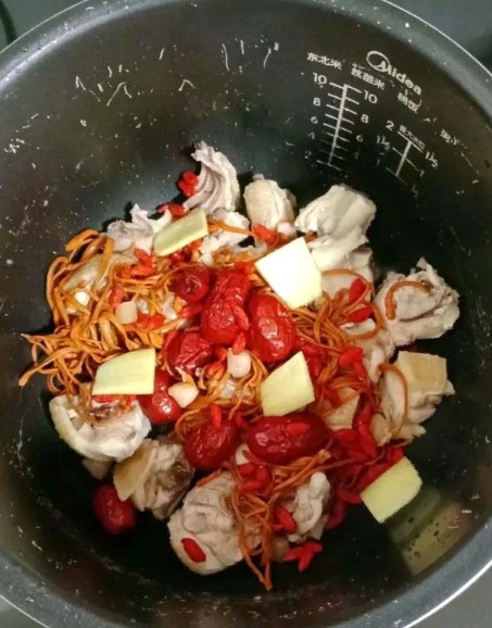 虫草花干贝鸡汤,放入红枣、干贝、枸杞、姜片