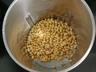 核桃豆浆,将泡好的黄豆倒入豆浆机内