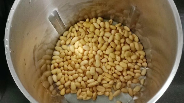 核桃豆浆,将泡好的黄豆倒入豆浆机内