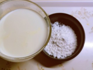 椰丝牛奶小方糕,牛奶倒入玉米淀粉中拌匀。