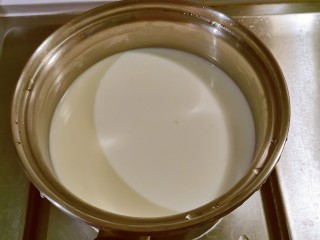 椰丝牛奶小方糕,倒入汤锅加热。