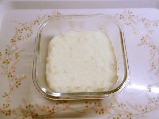 椰丝牛奶小方糕,将煮好的奶糊倒入器皿中，放入冰箱冷藏凝固。