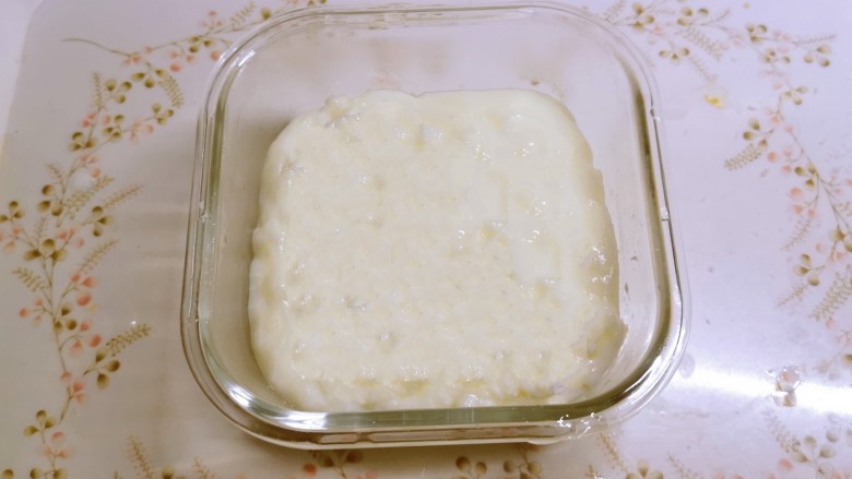 椰丝牛奶小方糕,将煮好的奶糊倒入器皿中，放入冰箱冷藏凝固。