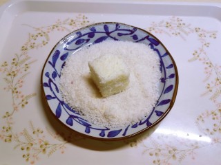 椰丝牛奶小方糕,每一块都沾满椰蓉。