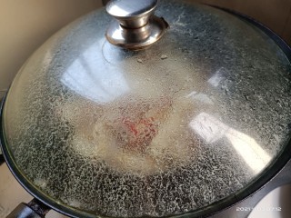 回锅肉炒萝卜,加点水，盖上盖子中小火焖5分钟