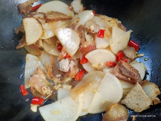 回锅肉炒萝卜,接开盖子，放入胡椒味精，翻炒均匀