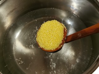 牛奶番薯粥,汤锅烧开水，放入泡好的小米烧开。