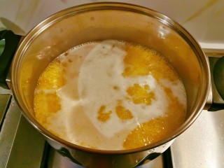 牛奶番薯粥,烧开后撇去浮末。
