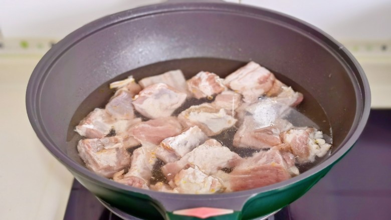 胡萝卜烧排骨,冷水下锅烧开煮3分钟捞出冲洗干净，沥干水分。