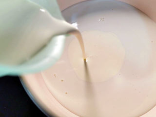 椰丝牛奶小方糕,牛奶100克中加入淡奶油