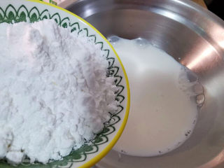 椰丝牛奶小方糕,牛奶60克加入生粉拌匀