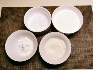 椰丝牛奶小方糕,4种食材称重。