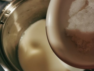 椰丝牛奶小方糕,放入糖。