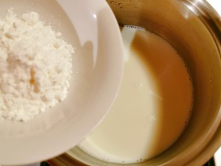 椰丝牛奶小方糕,倒入玉米淀粉拌匀无颗粒。