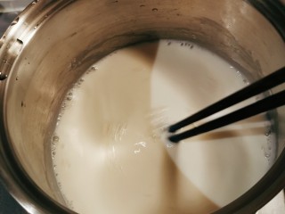 椰丝牛奶小方糕,边加热边不停地搅拌。