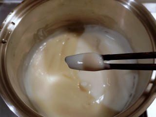 椰丝牛奶小方糕,浓稠且有大泡时，表明已熟透。