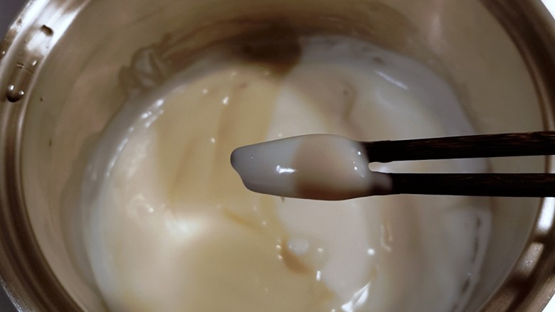 椰丝牛奶小方糕,浓稠且有大泡时，表明已熟透。