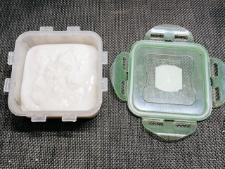 椰丝牛奶小方糕,将奶糊倒入方形保鲜盒，冰箱冷藏4小时。