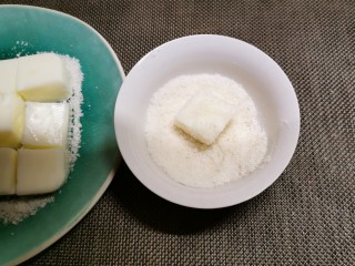 椰丝牛奶小方糕,所有方块包裹上椰蓉。