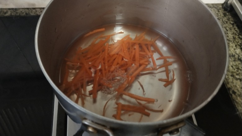 虾酱拌面,锅里放开水，把胡萝卜丝放进去焯一下