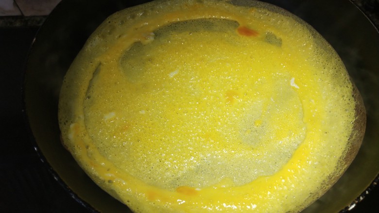 虾酱拌面,平底锅里放油烧热，把蛋液倒进去，摇动锅，把蛋液均匀地铺在锅底，一会就好