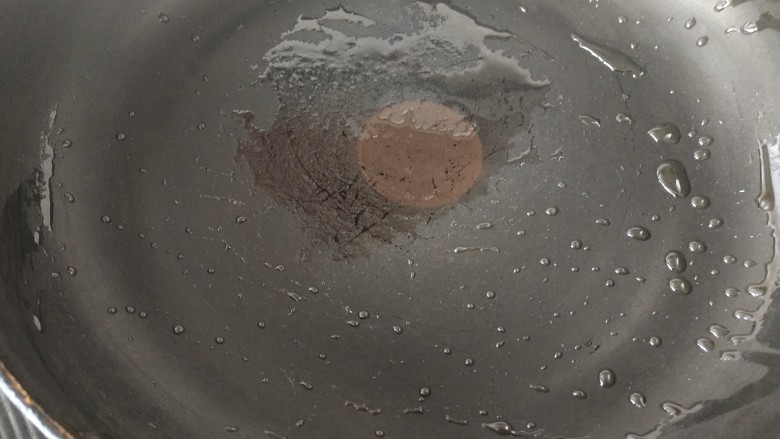 煎蛋糕卷,平底锅里均匀地刷上油