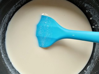 椰丝牛奶小方糕,加入牛奶混合均匀