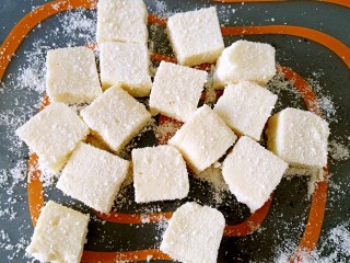 椰丝牛奶小方糕,切成小块，表面沾满椰蓉