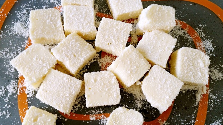 椰丝牛奶小方糕,切成小块，表面沾满椰蓉