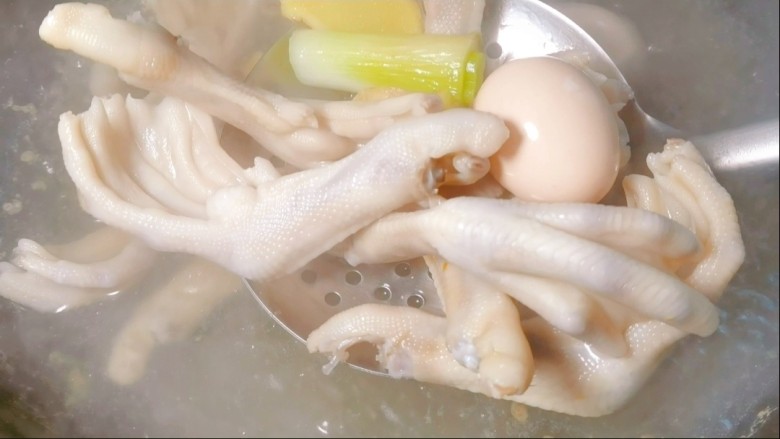 懒人版卤菜,鸭掌焯好水后捞出洗净，鸡蛋煮至熟透之后过凉水剥壳。