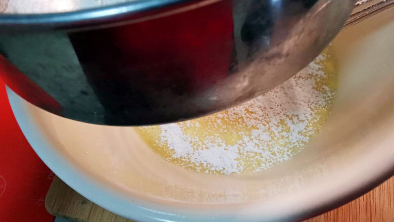 煎蛋糕卷,加入过筛的面粉