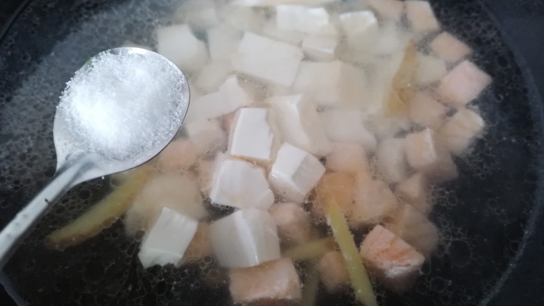 三文鱼豆腐羹,加入一勺盐调味