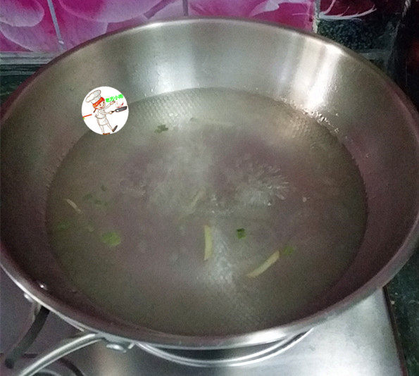清菜猪肝汤,锅热倒入食用油，下葱姜煸香，再倒入适量开水