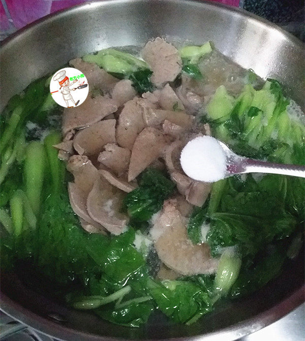 清菜猪肝汤,再次沸腾，加入食盐调味，多少随自家口味来