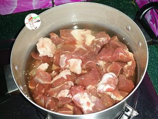红烧羊肉煲,羊肉切小块，浸泡30分钟，再入清水锅中，焯沸后捞出洗净备用