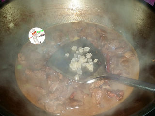 红烧羊肉煲,再放入少许老抽和冰糖，煮沸后转小火炖至半小时