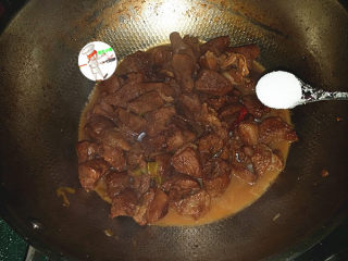 红烧羊肉煲,炖至羊肉熟烂，加入适量的食盐调味，