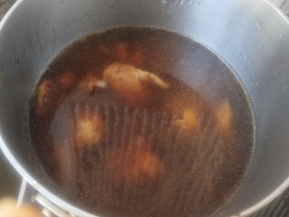 排骨土豆炖豆角,加入比平时多一些的开水，烧开后倒入奶锅，小火炖20分钟